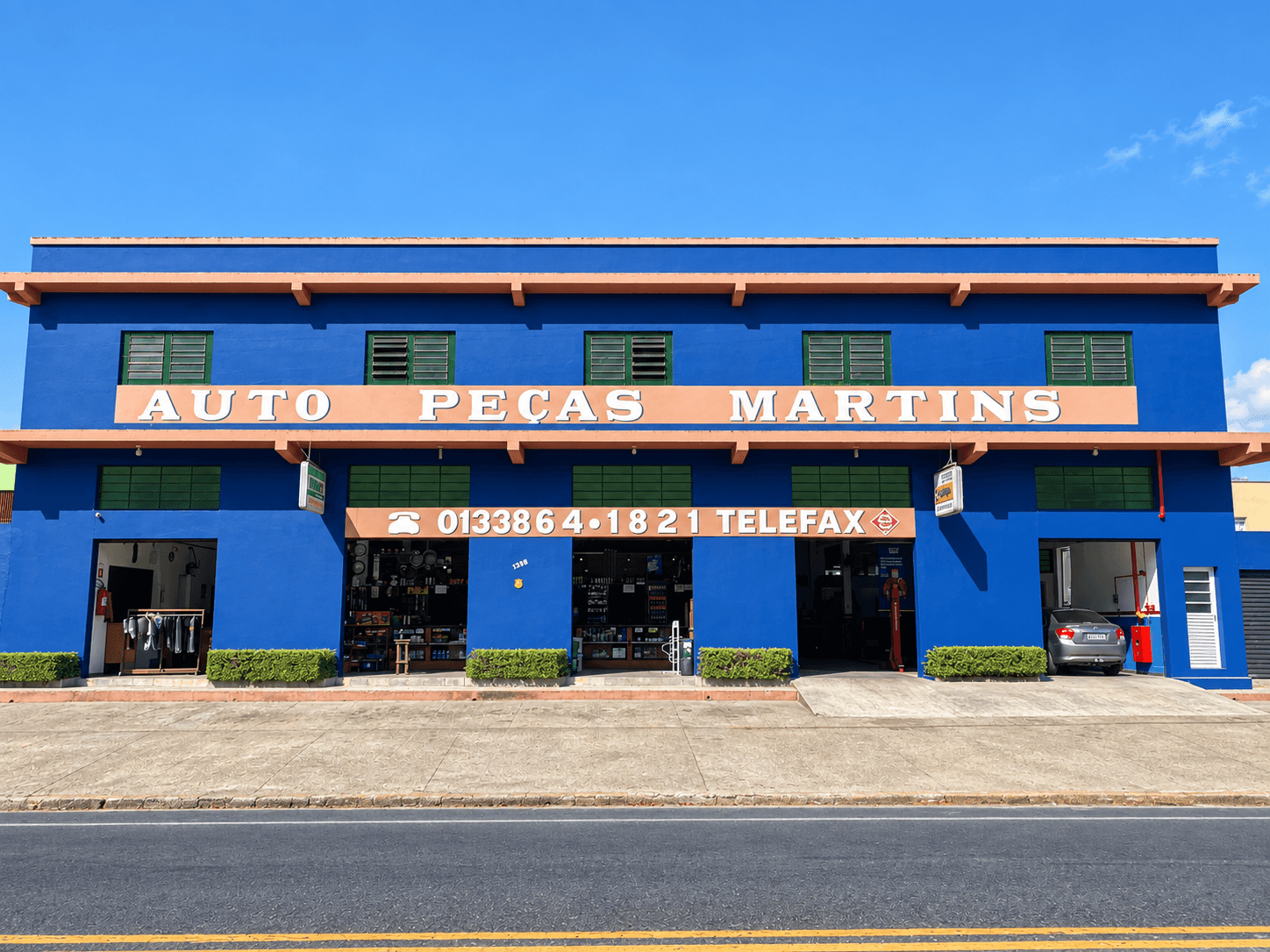 Fachada azul da Auto Peças Martins em Jacupiranga